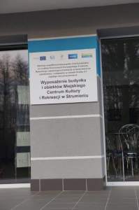 Zbliżenie tablicy informującej o wydatkach w inwestycji